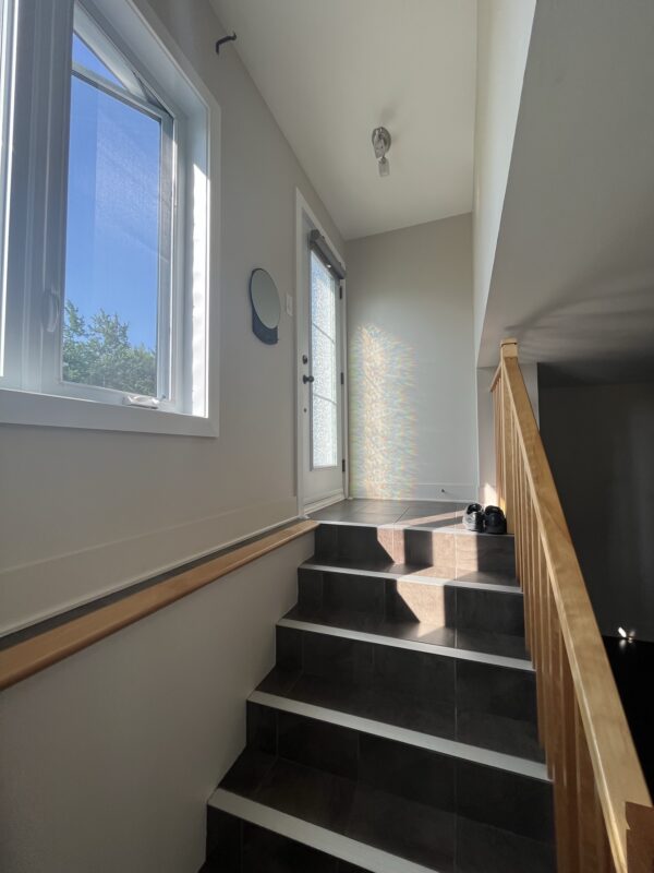 Entrée lumineuse dans un appartement de 2 chambres à Lachute, avec fenêtres laissant entrer la lumière naturelle, idéal pour la gestion immobilière et la location.