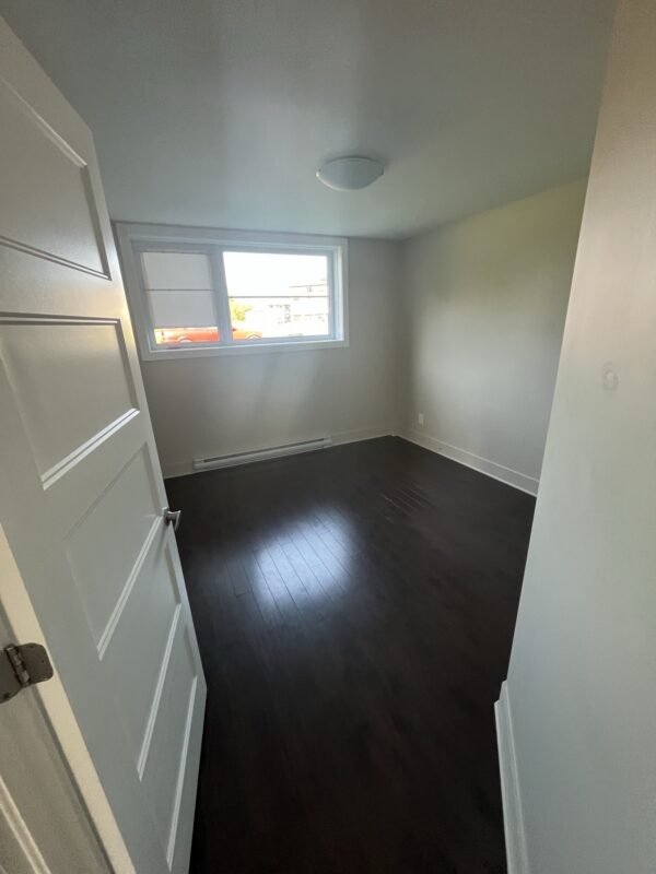 Balcon lumineux dans un appartement de 2 chambres à Lachute, idéal pour un logement confortable.