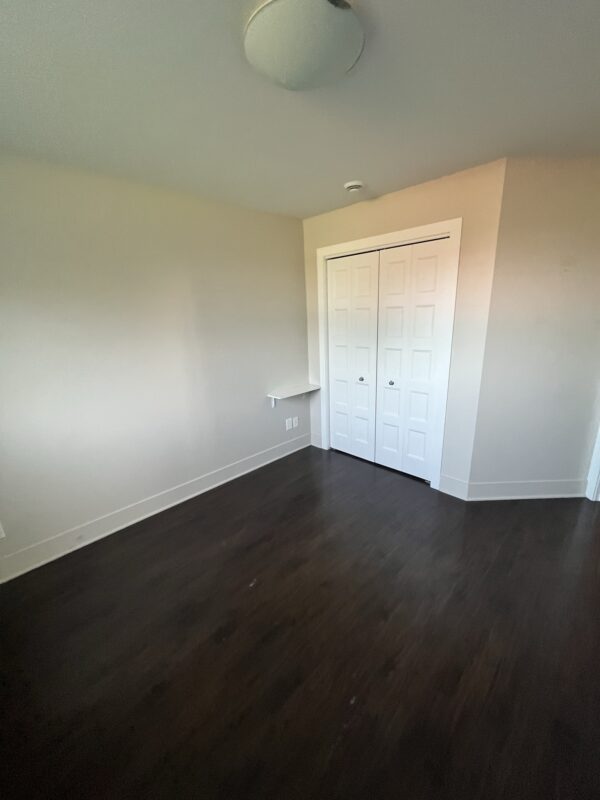 Appartement 2 chambres à Lachute, idéal pour la location ou l'achat, situé dans un quartier calme. Parfait pour les familles ou les professionnels recherchant un espace confortable.