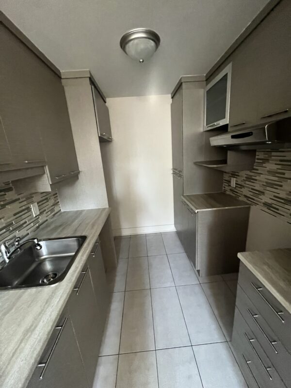 Balcon et cuisine moderne dans un appartement à Lachute.
