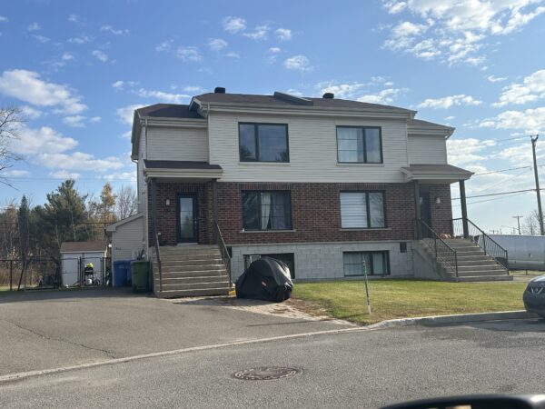 Appartement 2 chambres à Lachute disponible dès le 1er juillet, idéal pour famille ou professionnels. Situé dans un quartier calme, avec accès facile aux commodités et transports.